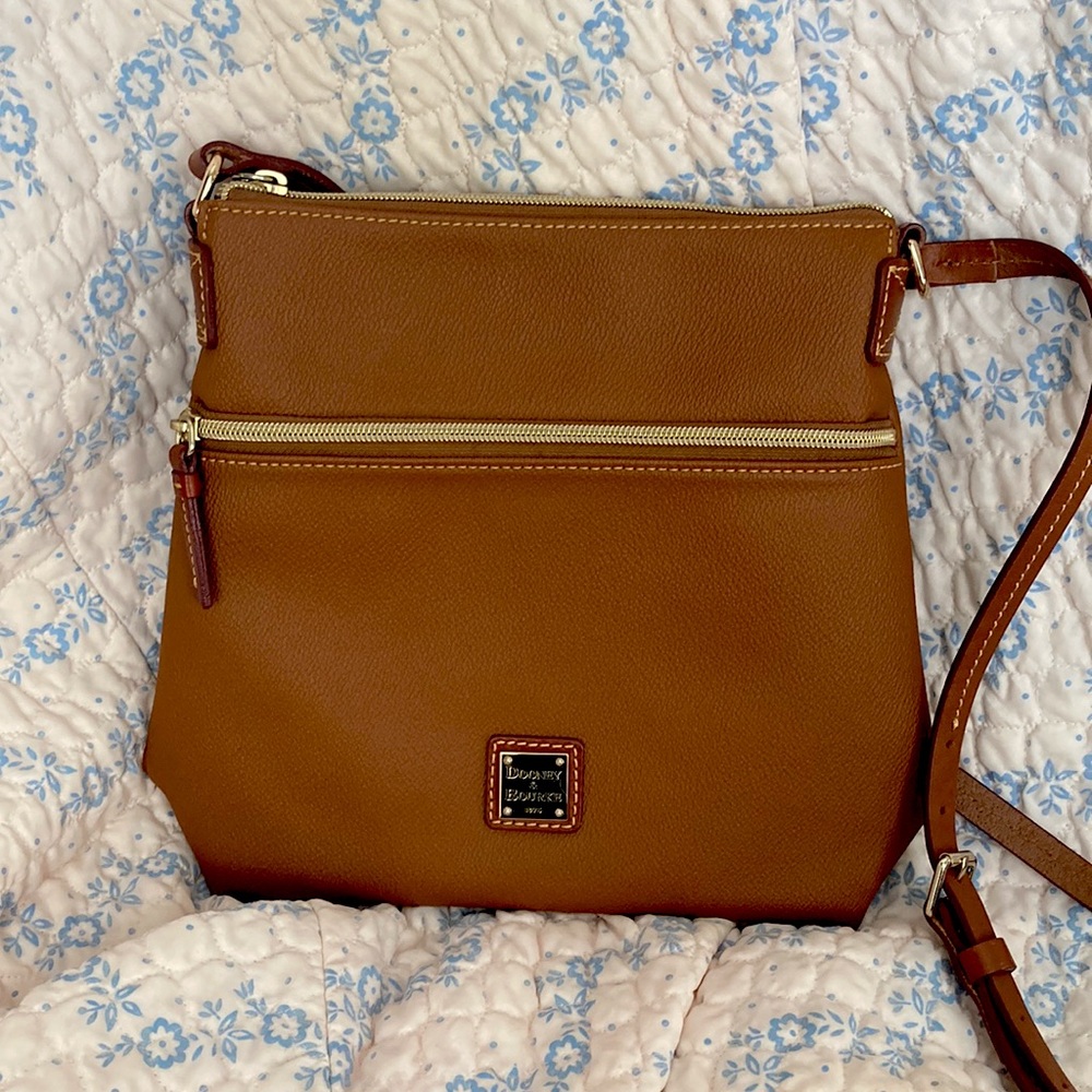 Dooney and Bourke leather crossbody main carrier Bag in caramel